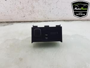 Gebruikte AUX/USB aansluiting Mazda 3 Sport (BP) 2.0 SkyActiv-X M Hybrid 16V Prijs € 60,00 Margeregeling aangeboden door AutoHam