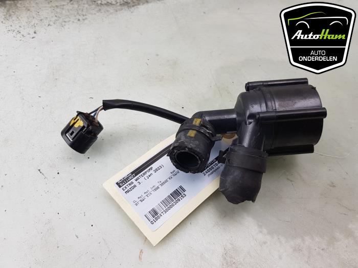 Extra waterpomp van een Mazda 3 Sport (BP) 2.0 SkyActiv-X M Hybrid 16V 2023