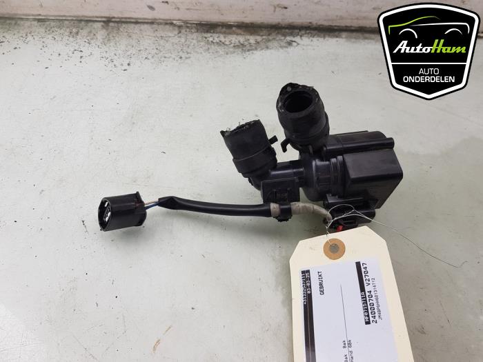 Extra waterpomp van een Mazda 3 Sport (BP) 2.0 SkyActiv-X M Hybrid 16V 2023