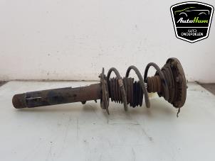 Gebruikte Schokdemper rechts-voor BMW 1 serie (F20) 118i 1.5 TwinPower 12V Prijs € 50,00 Margeregeling aangeboden door AutoHam