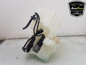 Gebruikte Ruitensproeiertank voor Volvo V40 (MV) 2.0 T3 16V Prijs € 40,00 Margeregeling aangeboden door AutoHam