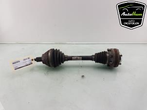 Gebruikte Aandrijfas links-voor Volkswagen Golf VII (AUA) 2.0 R 4Motion 16V Prijs € 95,00 Margeregeling aangeboden door AutoHam