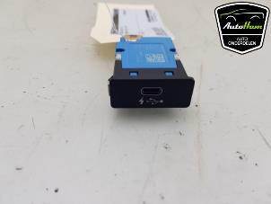 Gebruikte AUX/USB aansluiting BMW 5 serie Touring (G31) 530i 2.0 TwinPower Turbo 16V Mild Hybrid Prijs € 25,00 Margeregeling aangeboden door AutoHam