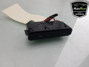 Gebruikte AUX/USB aansluiting Cupra Formentor 1.5 TSI 16V Prijs € 20,00 Margeregeling aangeboden door AutoHam