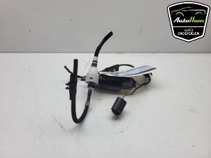 Gebruikte Ruitensproeierpomp voor BMW 3 serie Touring (G21) 318i 2.0 TwinPower Turbo 16V Prijs € 25,00 Margeregeling aangeboden door AutoHam