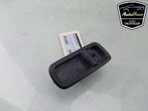 Gebruikte Raam schakelaar elektrisch Ford Fiesta 6 (JA8) 1.6 TDCi 16V ECOnetic Prijs € 15,00 Margeregeling aangeboden door AutoHam
