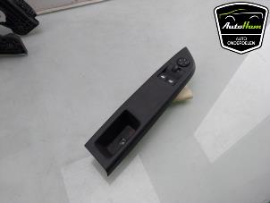 Gebruikte Elektrisch Raam Schakelaar Opel Corsa F (UB/UH/UP) 1.2 Turbo 12V 100 Prijs € 20,00 Margeregeling aangeboden door AutoHam