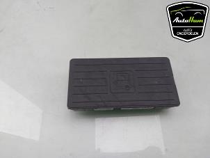 Gebruikte Draadloze oplader Audi A3 Limousine (8YS) 1.0 30 TFSI 12V Mild Hybrid Prijs € 75,00 Margeregeling aangeboden door AutoHam