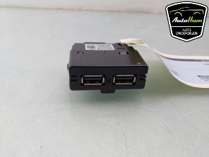 Gebruikte AUX/USB aansluiting Audi A5 Sportback (F5A/F5F) 2.0 40 TFSI Mild Hybrid 16V Prijs € 20,00 Margeregeling aangeboden door AutoHam