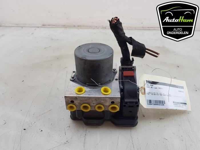 ABS Pomp van een Audi A5 Sportback (F5A/F5F) 2.0 40 TFSI Mild Hybrid 16V 2021