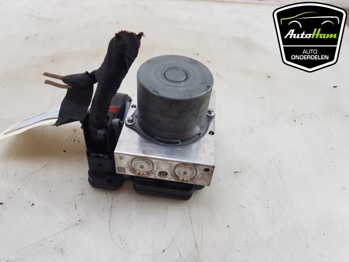 ABS Pomp van een Audi A5 Sportback (F5A/F5F) 2.0 40 TFSI Mild Hybrid 16V 2021