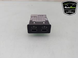 Gebruikte AUX/USB aansluiting BMW 3 serie (G20) 318d 2.0 TwinPower Turbo 16V Prijs € 20,00 Margeregeling aangeboden door AutoHam