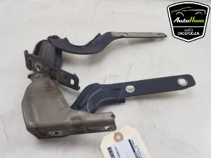 Gebruikte Motorkap Scharnier Seat Alhambra (7N) 1.4 TSI 16V Prijs € 30,00 Margeregeling aangeboden door AutoHam