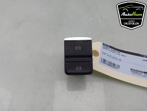 Gebruikte Handrem schakelaar Skoda Octavia Combi (NXAC) 1.0 TSI 12V Prijs € 20,00 Margeregeling aangeboden door AutoHam