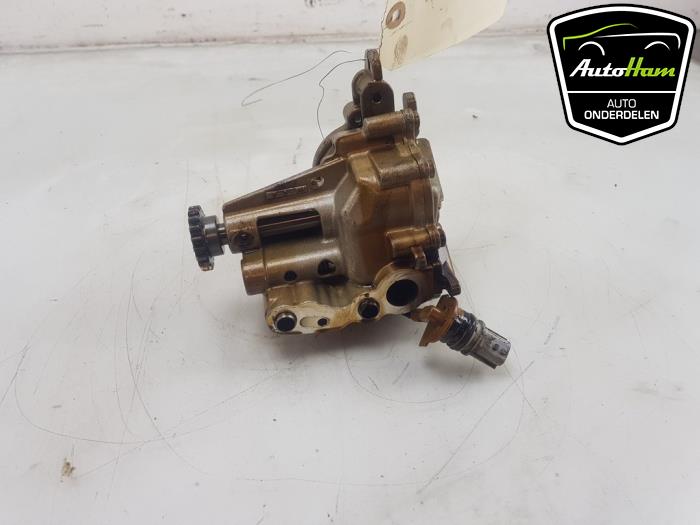 Oliepomp van een Mercedes-Benz A (177.0) 1.3 A-200 Turbo 16V 2018