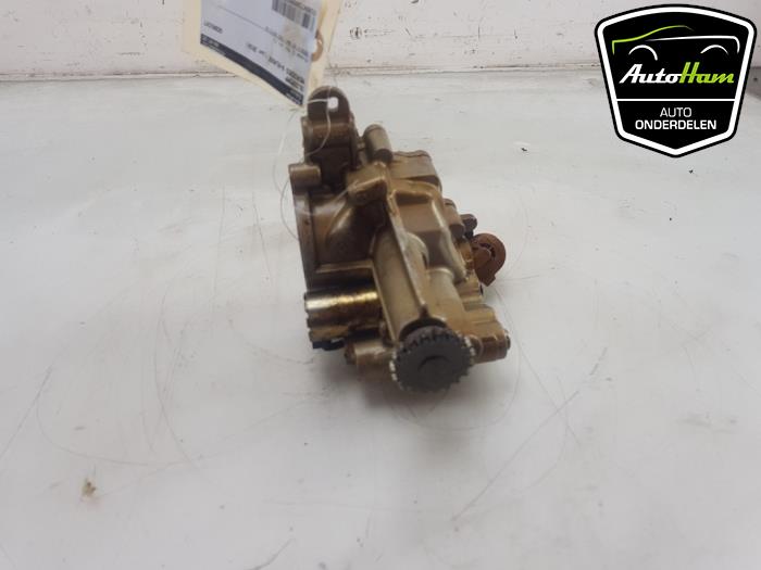 Oliepomp van een Mercedes-Benz A (177.0) 1.3 A-200 Turbo 16V 2018