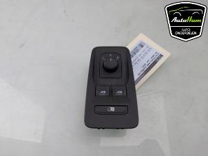 Gebruikte Schakelaar Elektrisch Raam Volkswagen Caddy Cargo V (SBA/SBH) 2.0 TDI BlueMotionTechnology Prijs € 30,25 Inclusief btw aangeboden door AutoHam