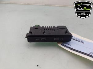 Gebruikte AUX/USB aansluiting Volkswagen Caddy Cargo V (SBA/SBH) 2.0 TDI BlueMotionTechnology Prijs € 24,20 Inclusief btw aangeboden door AutoHam