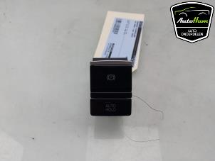 Gebruikte Schakelaar handrem Volkswagen Caddy Cargo V (SBA/SBH) 2.0 TDI BlueMotionTechnology Prijs € 24,20 Inclusief btw aangeboden door AutoHam