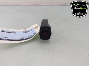 Gebruikte Alarmlicht Schakelaar Dacia Sandero I (BS) 1.2 16V Prijs € 15,00 Margeregeling aangeboden door AutoHam