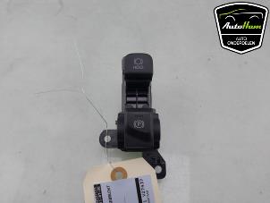 Gebruikte Schakelaar handrem Toyota Yaris Cross (PB1/PJ1) 1.5 12V Hybrid 115 Prijs € 50,00 Margeregeling aangeboden door AutoHam