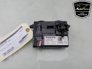 Gebruikte AAC Unit Computerkachel Volvo XC40 (XZ) Recharge 70 kWh Prijs € 40,00 Margeregeling aangeboden door AutoHam