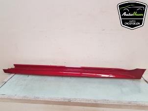 Gebruikte Zijskirt links Toyota Yaris IV (P21/PA1/PH1) 1.5 12V Hybrid 115 Prijs € 175,00 Margeregeling aangeboden door AutoHam