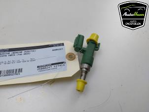 Gebruikte Injector (benzine injectie) Toyota Yaris IV (P21/PA1/PH1) 1.5 12V Hybrid 115 Prijs € 35,00 Margeregeling aangeboden door AutoHam