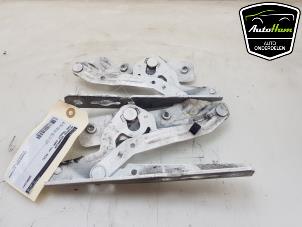 Gebruikte Motorkap Scharnier Ford Transit Connect (PJ2) 1.6 TDCi 16V 95 Prijs € 36,30 Inclusief btw aangeboden door AutoHam