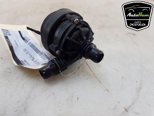 Gebruikte Extra waterpomp BMW X5 (G05) xDrive50e 3.0 24V Prijs € 50,00 Margeregeling aangeboden door AutoHam