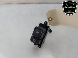 Gebruikte Schakelaar handrem Kia Ceed Sportswagon (CDF) 1.0i T-GDi 12V Prijs € 25,00 Margeregeling aangeboden door AutoHam