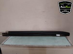 Gebruikte Sideskirt links Porsche Taycan (Y1A) 4S Prijs op aanvraag aangeboden door AutoHam