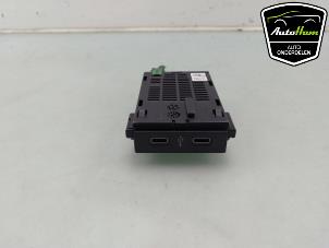 Gebruikte AUX/USB aansluiting Volkswagen Transporter T6 2.0 TDI 150 Prijs € 24,20 Inclusief btw aangeboden door AutoHam