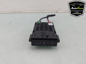 Gebruikte AUX/USB aansluiting Volkswagen Transporter T6 2.0 TDI 150 Prijs € 24,20 Inclusief btw aangeboden door AutoHam