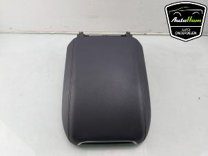 Gebruikte Armleuning Porsche Cayenne III (9YA) 3.0 V6 24V Turbo E-Hybrid Prijs € 175,00 Margeregeling aangeboden door AutoHam