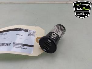 Gebruikte AUX/USB aansluiting Porsche Cayenne III (9YA) 3.0 V6 24V Turbo E-Hybrid Prijs € 40,00 Margeregeling aangeboden door AutoHam