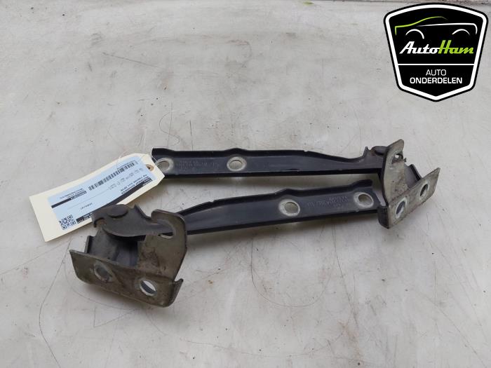 Motorkap Scharnier van een Volkswagen Tiguan (5N1/2) 1.4 TSI 16V 2010