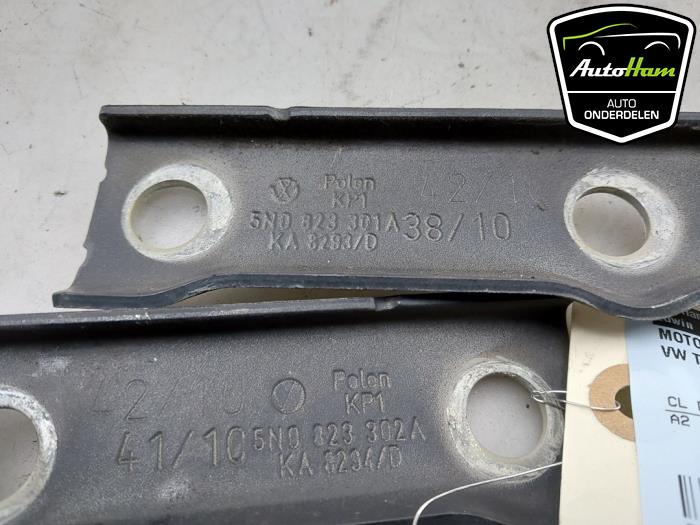 Motorkap Scharnier van een Volkswagen Tiguan (5N1/2) 1.4 TSI 16V 2010