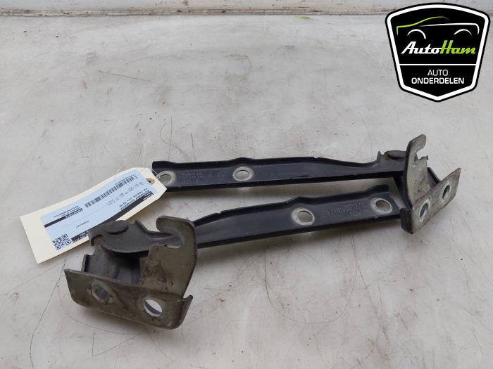 Motorkap Scharnier van een Volkswagen Tiguan (5N1/2) 1.4 TSI 16V 2010