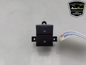 Gebruikte Handrem schakelaar Ford Focus 4 Wagon 1.0 Ti-VCT EcoBoost 12V 125 Prijs € 15,00 Margeregeling aangeboden door AutoHam