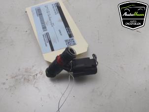Gebruikte Injector (benzine injectie) Volkswagen Polo V (6R) 1.2 12V BlueMotion Technology Prijs € 25,00 Margeregeling aangeboden door AutoHam