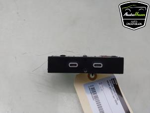 Gebruikte AUX/USB aansluiting Skoda Octavia Combi (NXAC) 1.5 TSI e-TEC 16V Prijs € 20,00 Margeregeling aangeboden door AutoHam