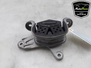 Gebruikte Versnellingsbak Steun Volkswagen Transporter T6 2.0 TDI 150 Prijs € 30,25 Inclusief btw aangeboden door AutoHam