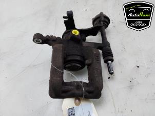 Gebruikte Remklauw (Tang) links-achter Opel Astra J Sports Tourer (PD8/PE8/PF8) 1.6 CDTI 16V Prijs € 35,00 Margeregeling aangeboden door AutoHam