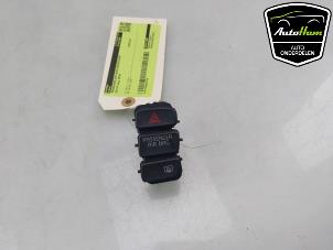 Gebruikte Alarmlicht Schakelaar Volkswagen Up! (121) 1.0 12V 60 Prijs € 10,00 Margeregeling aangeboden door AutoHam