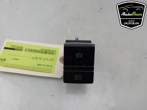 Gebruikte Schakelaar handrem Volkswagen Golf VIII (CD1) 2.0 TDI BlueMotion 16V Prijs € 20,00 Margeregeling aangeboden door AutoHam