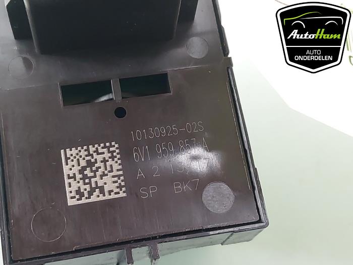 Elektrisch Raam Schakelaar van een Skoda Fabia III Combi (NJ5) 1.2 TSI 16V Greentech 2017