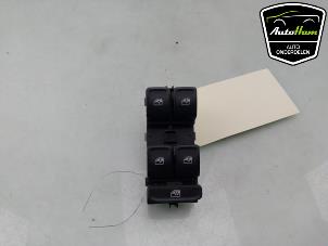 Gebruikte Elektrisch Raam Schakelaar Skoda Fabia III Combi (NJ5) 1.2 TSI 16V Greentech Prijs € 30,00 Margeregeling aangeboden door AutoHam