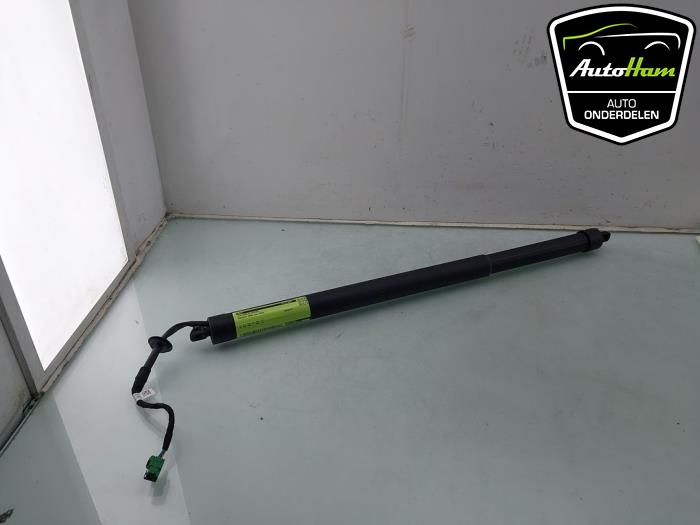 Achterklep motor van een Peugeot 5008 II (M4/MC/MJ/MR) 1.2 12V e-THP PureTech 130 2020