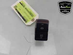 Gebruikte Handrem schakelaar Volkswagen Golf VII (AUA) 1.4 GTE 16V Prijs € 20,00 Margeregeling aangeboden door AutoHam